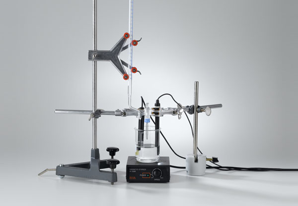 Conductometric titration of a hydrochloric acid solution with pH measurement